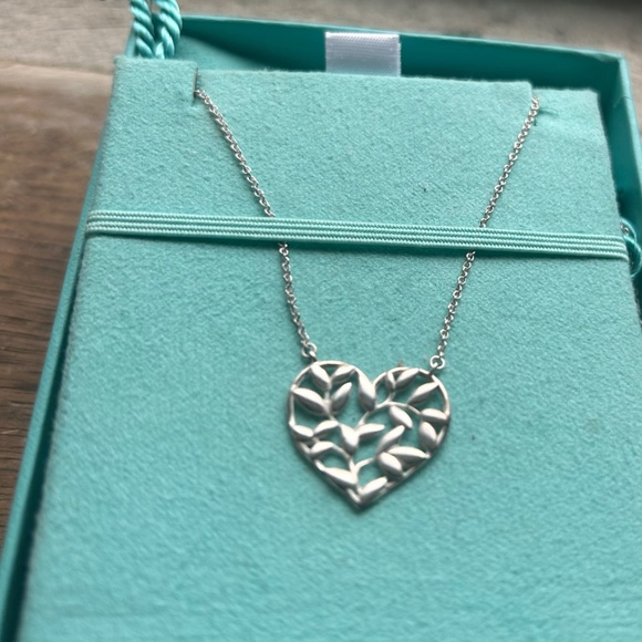 tiffany and co  olive leaf pendant - Picture 4 of 7